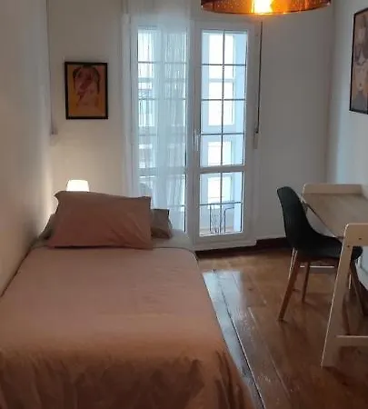 Vivienda Acogedora Y Moderna En Pleno Centro De アパート